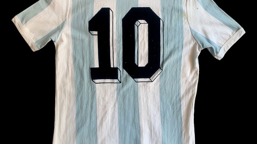 Sale a subasta la camiseta que Diego usó la primera vez que representó a la Selección Argentina