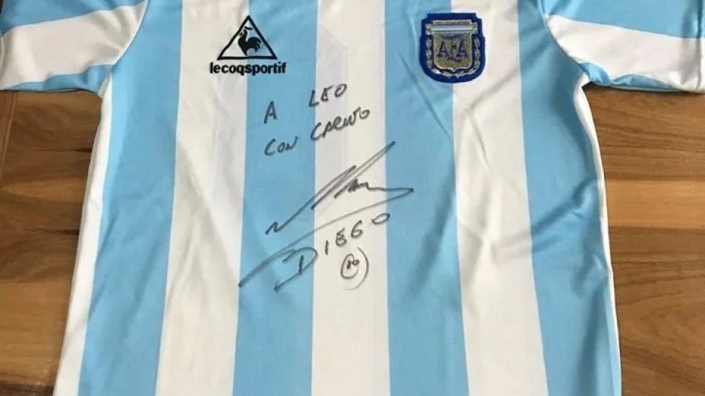 Piden hasta $15 millones por una camiseta de Diego autografiada