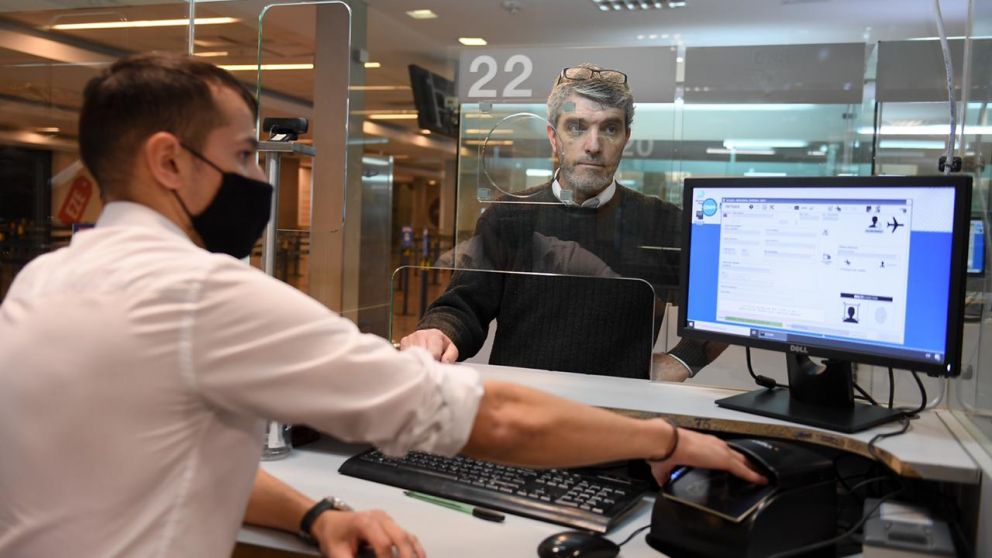 Argentinos y residentes pueden optar por un PCR o cuarentena