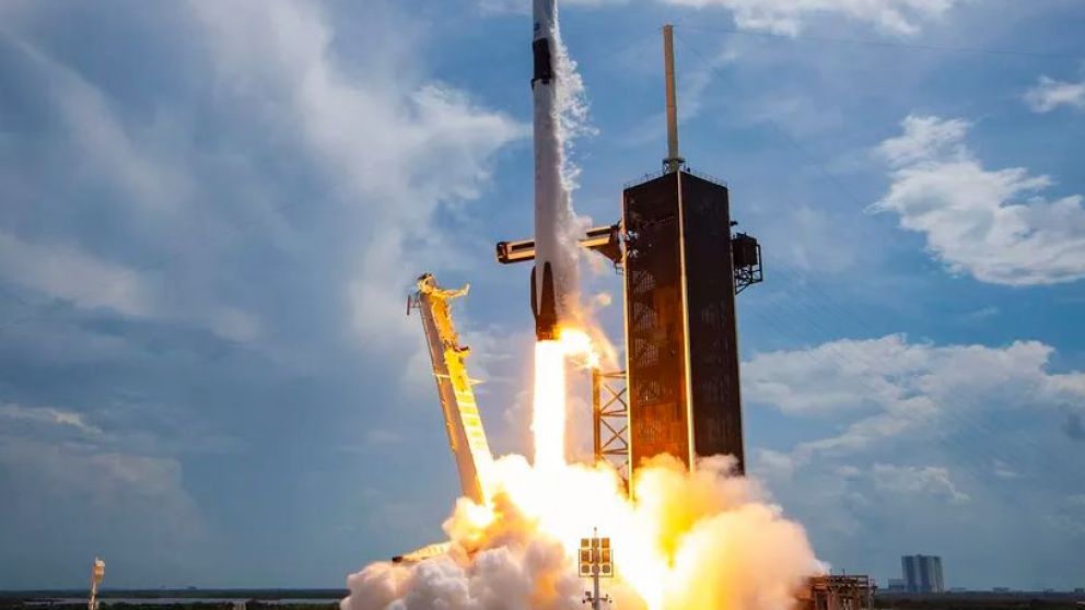 Space X y un cohete espacial: Falcon 9 volvió sano y salvo