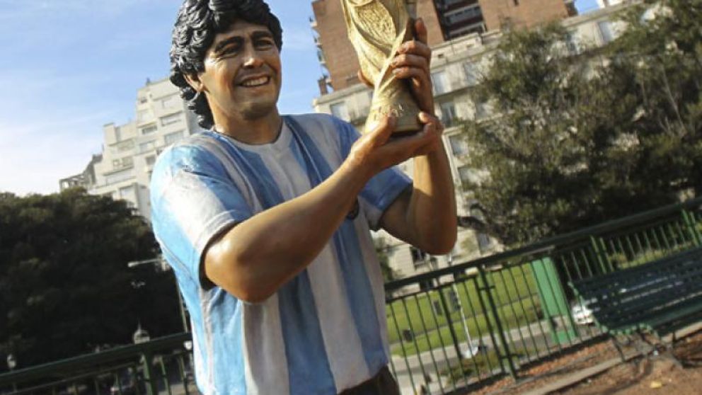 Maradona tuvo muchas estatuas, como esta exhibida en Recoleta en 2014, elaborada por el escultor Fernando Pugliese