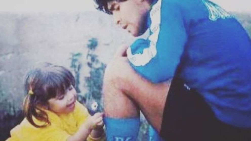 Dalma Maradona llevándole margaritas a su padre