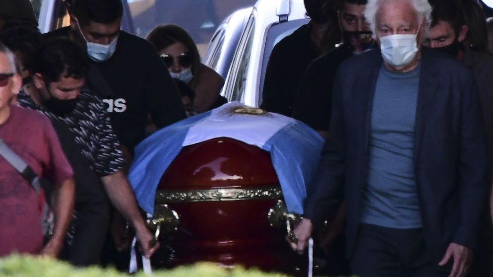 Guillermo Cóppola y Lalo Maradona encabezaron el traslado del féretro dentro del cementerio
