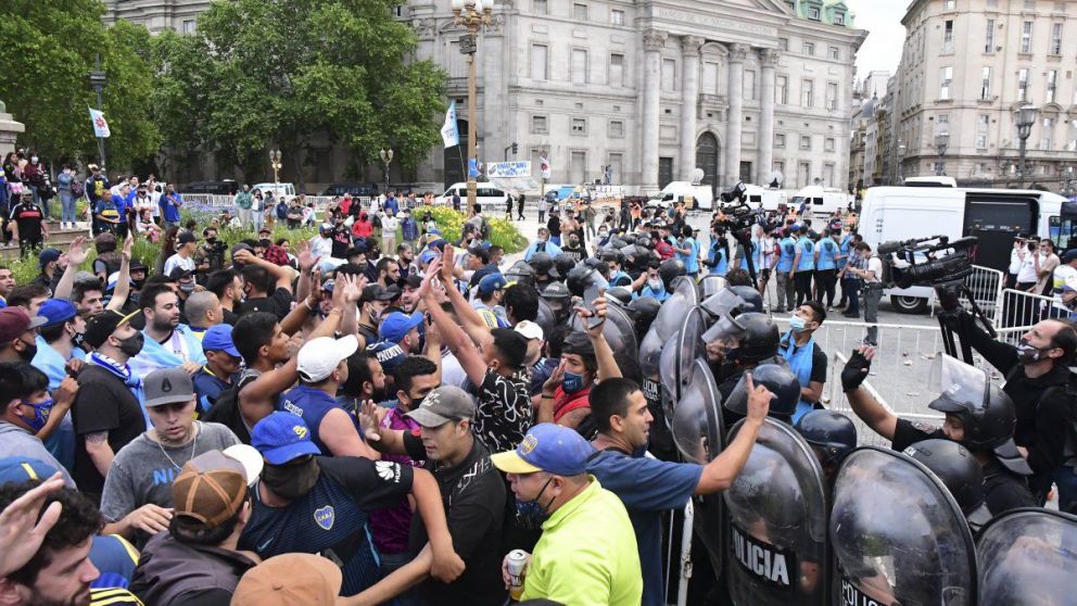 Incidentes en el velorio de Diego Maradona: el comunicado del Ministerio de Seguridad.