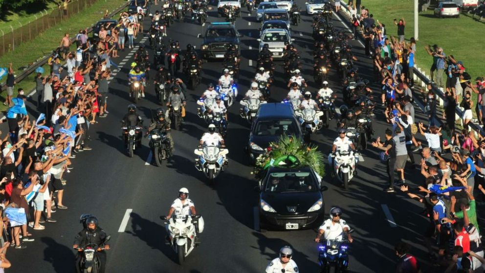 Miles de personas siguieron el camino del cortejo fúnebre