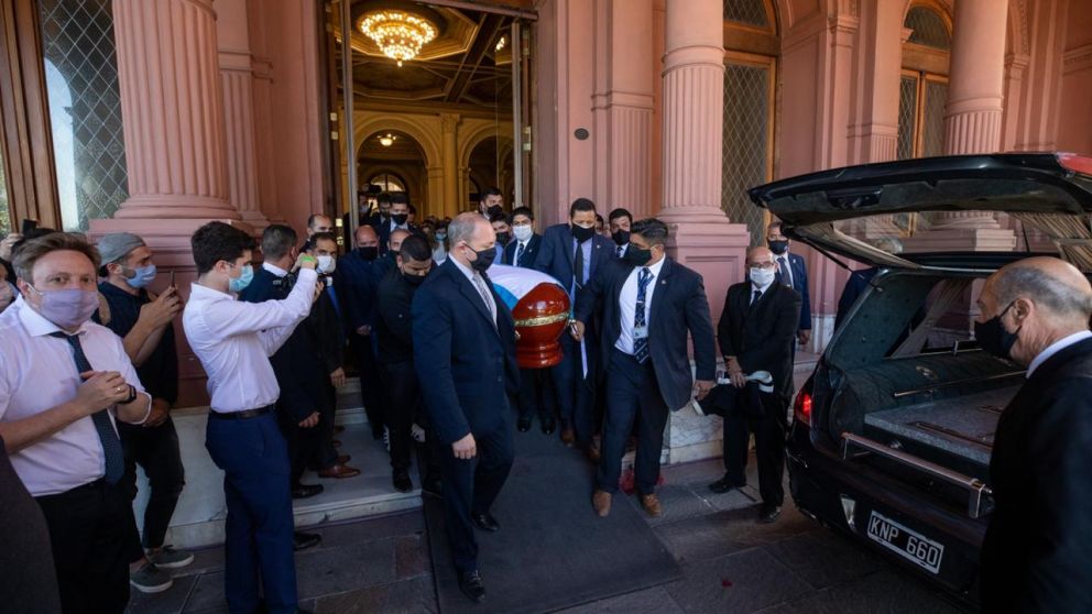 Los restos de Diego Maradona son trasladados al Cementerio de Bella Vista