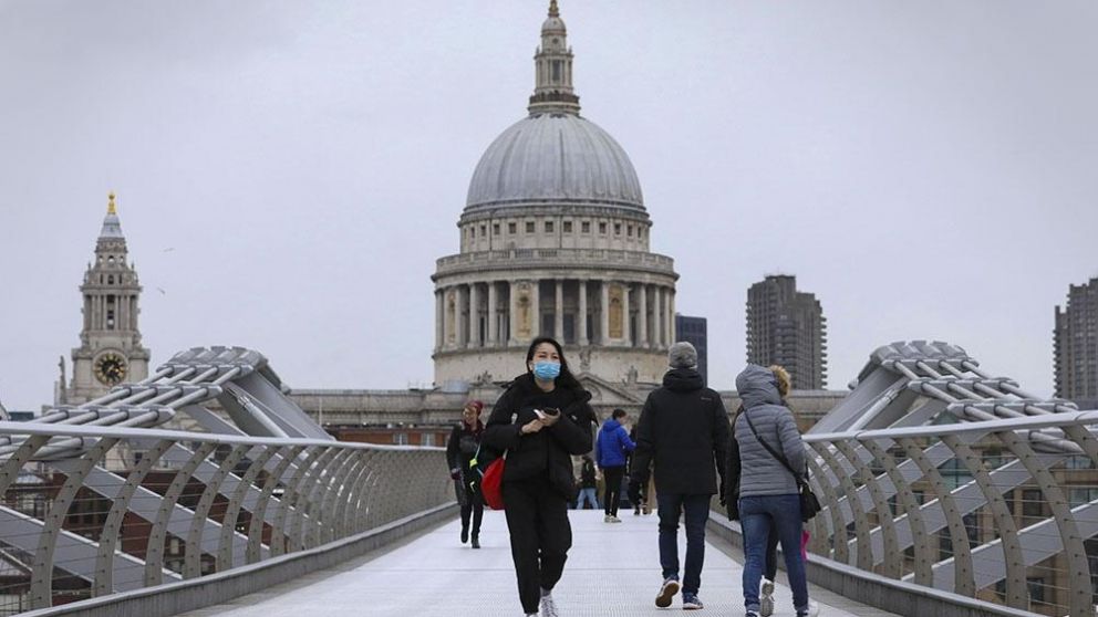 Ministro brit�nico pide uso obligatorio del barbijo