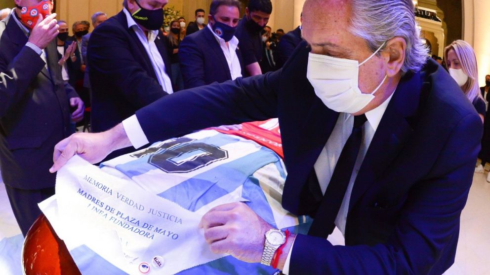 Entre lágrimas, Alberto Fernández despidió a Maradona