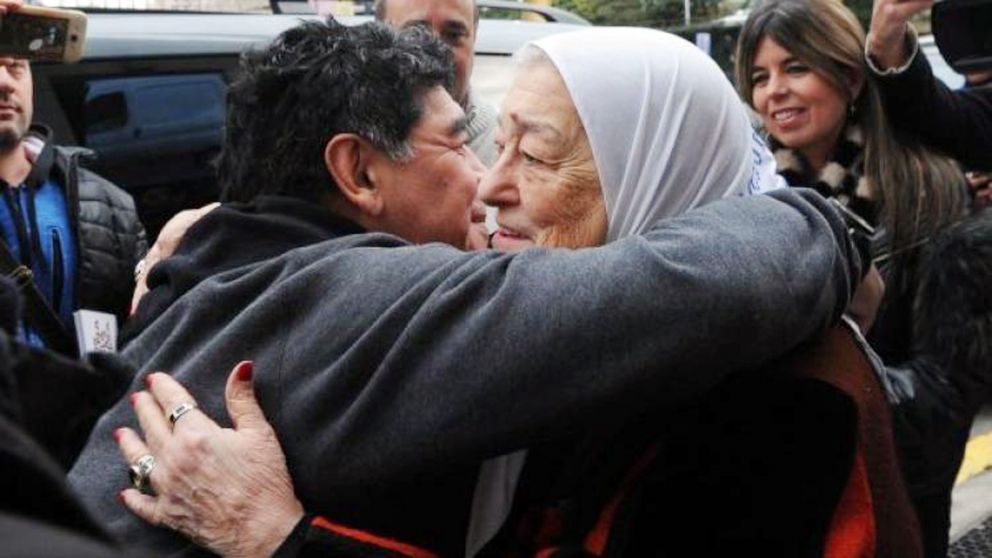 Hebe de Bonafini: "Maradona nunca se la creyó, nunca se olvidó de dónde venía"