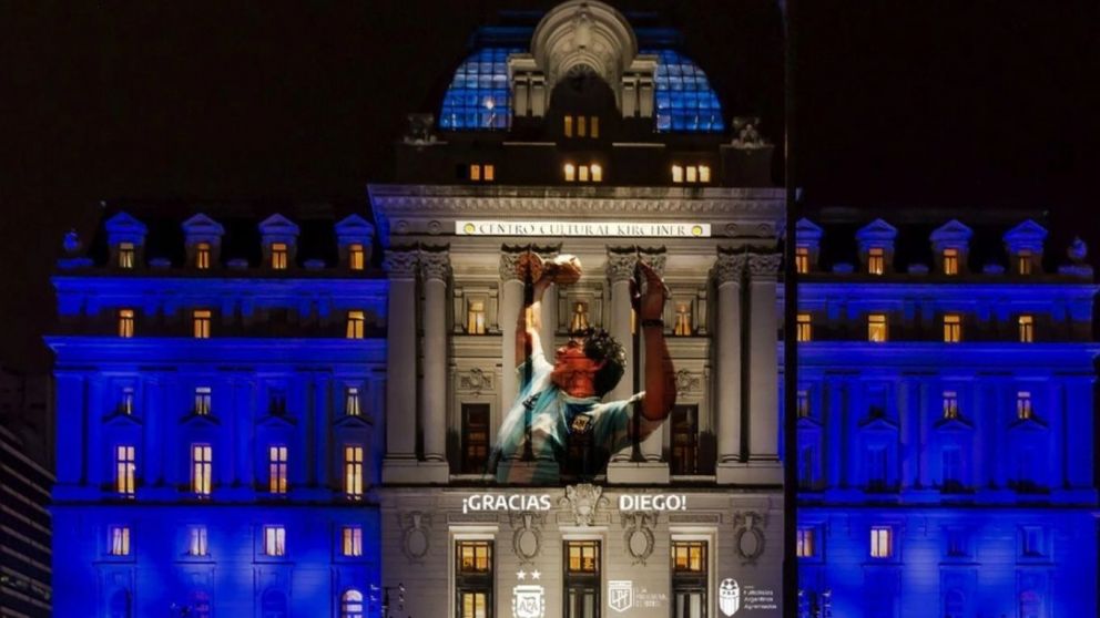 Aplausos y monumentos iluminados en honor a Maradona