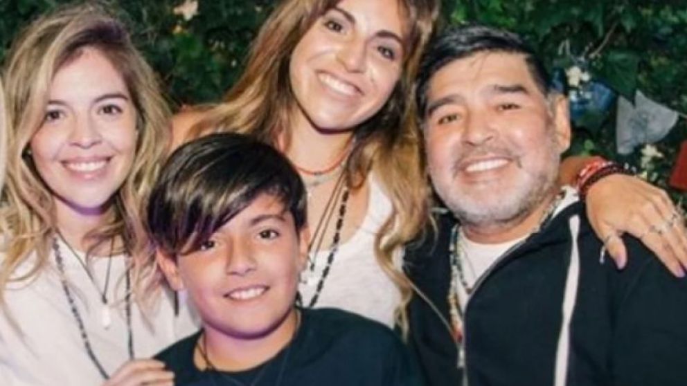 Diego Armando Maradona junto a sus dos hijas y su nieto 