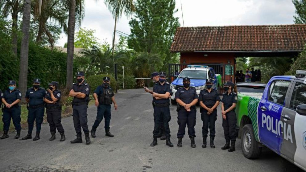 La policía arribó a la casa de Maradona