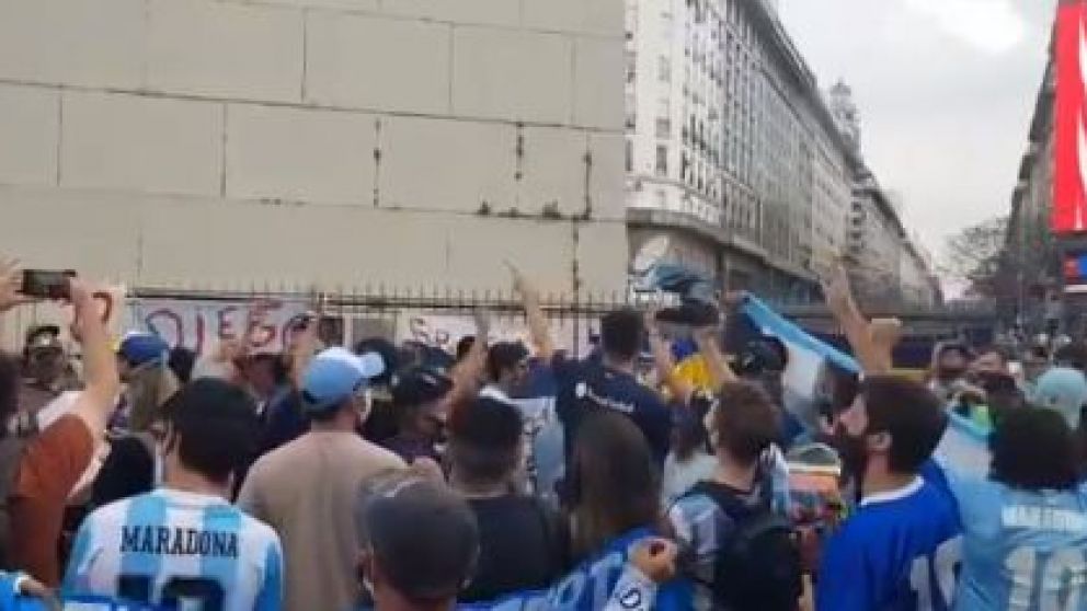 Hinchas se juntan en el obelisco para despedir a Diego Maradona