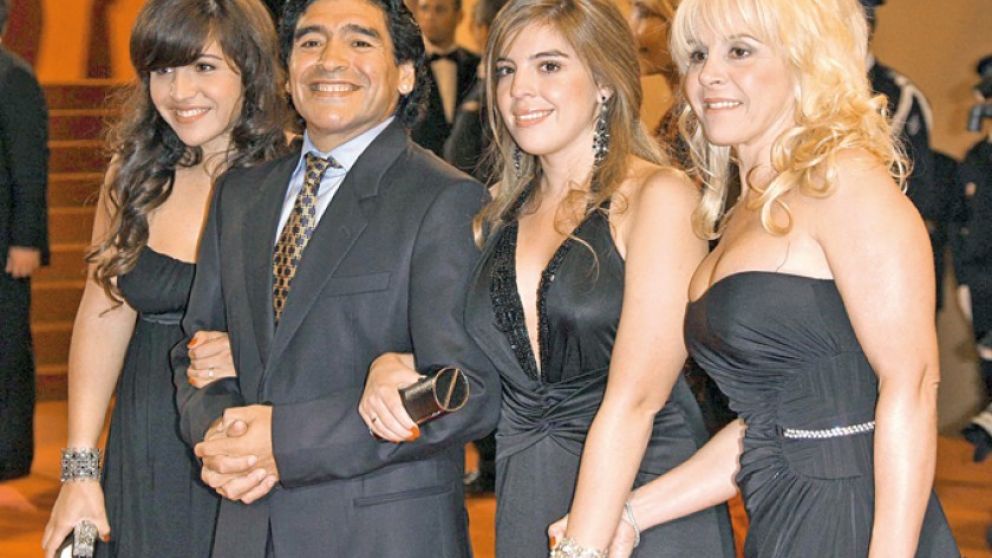 Giannina y Dalma son las hijas de Maradona junto a Claudia Villafañe