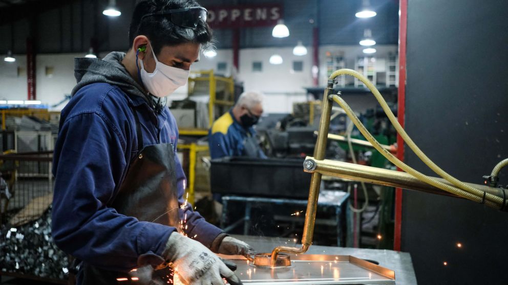 la industria metalurgica empieza a trabajar con un protocolo de salud y distanciamiento frente al covid 19esta es una fabrica de calefactores en el parqeu industrial de Mar del plata