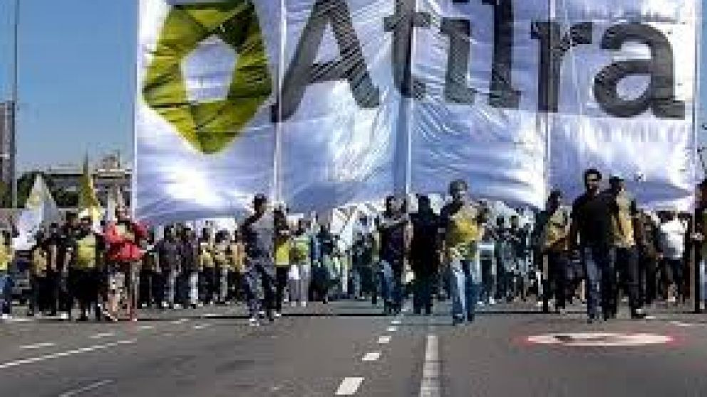 Los lecheros acusan a Camioneros de "atentar contra el modelo sindical"