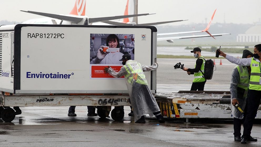 Las 120.000 dosis llegaron al aeropuerto de Garulhos en San Pablo y se esperan 6 millones más para antes de fin de año