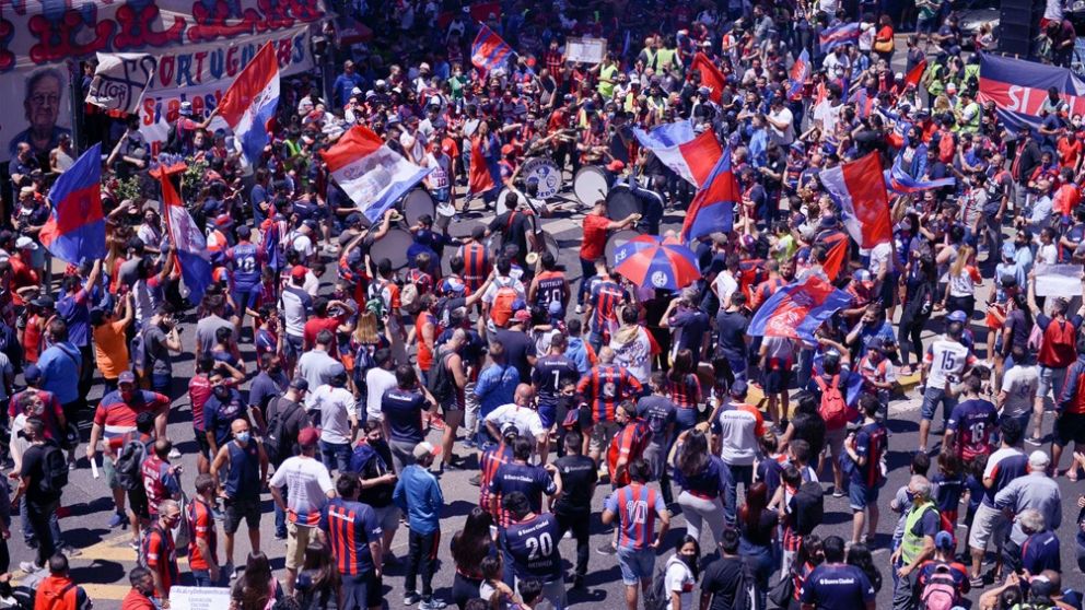 Cientos de hinchas de San Lorenzo festejaron la sanción de la ley frente a la Legislatura porteña