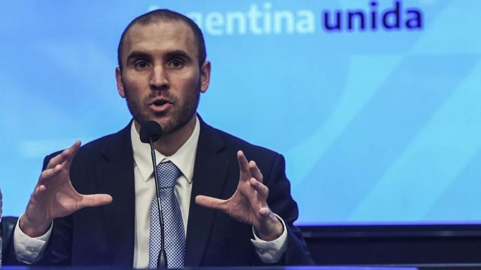 Guzmán pone a prueba su estrategia: sale a colocar $180.000 millones de deuda en pesos