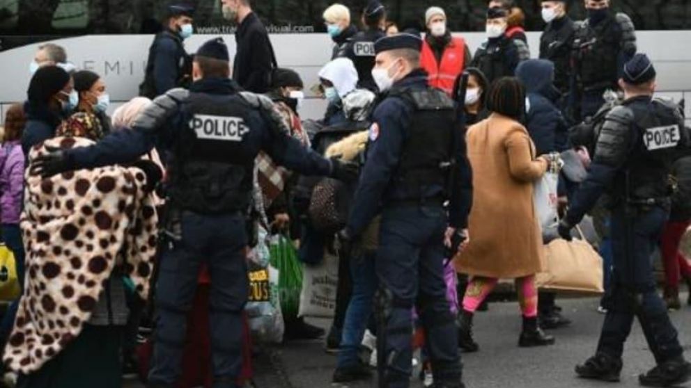La policía francesa desalojó campamento de migrantes