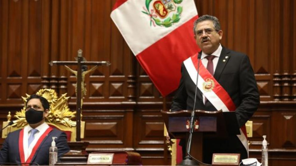 El presidente transitorio de Perú, Manuel Merino, renunció este mediodía al cargo luego de masivas protestas callejeras