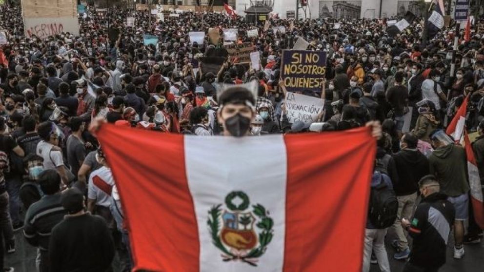 Perú: piden la renuncia del presidente Merino tras la feroz represión