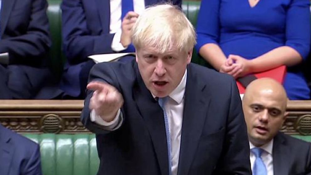 Hasta hace nada, Johnson puso en riesgo su popularidad para defenderlo, ahora le pidió que se fuera