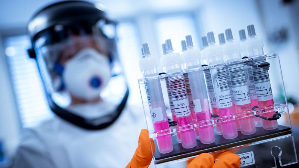 Muchos países buscan distribuir la vacuna contra el coronavirus de manera gratuita