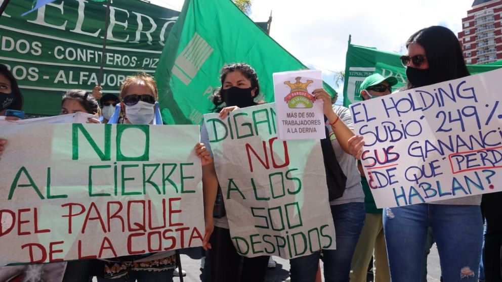 Los 500 trabajadores del complejo Parque de la Costa piden que no cierre.