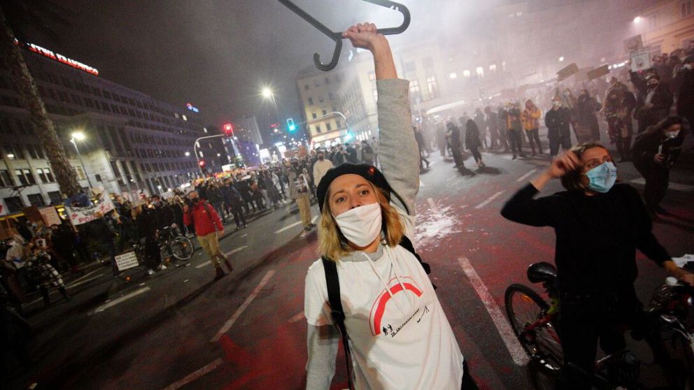 Miles de mujeres polacas protestaron en Varsovia contra el endurecimiento de las leyes contra el aborto en octubre pasado