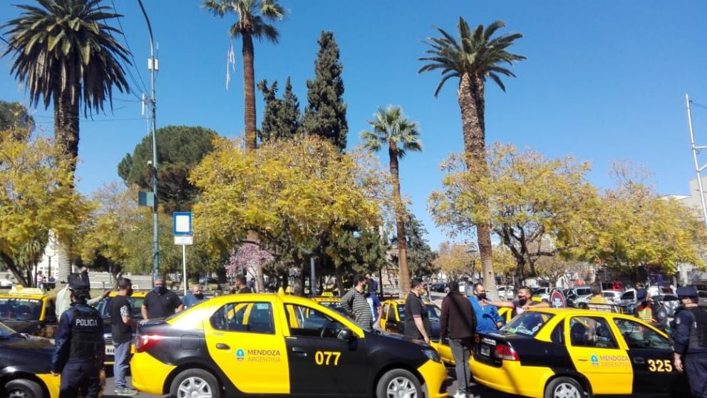 Los taxistas cortaron el tránsito en al menos 10 esquinas porteñas