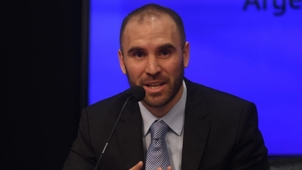 Con una colocación de $9.755 millones, Guzmán largó la carrera para reducir la emisión monetaria