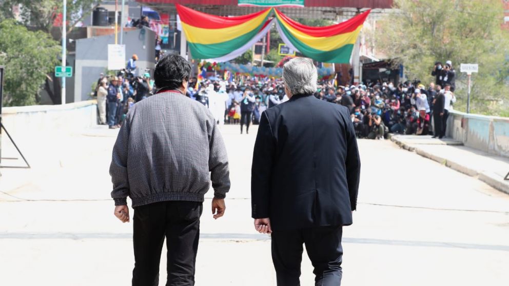 Evo Morales cruzó el puente que une a Argentina con Bolivia acompañado de Alberto Fernández