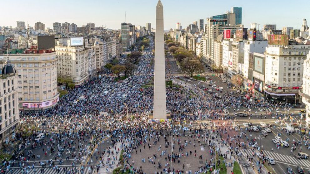 Cientos de manifestantes llegaron este domingo al Obelisco porteño y otros puntos del país con sus banderas de Argentina