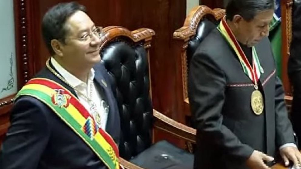 "Triunfó la democracia intercultural", vitoreó Arce en su primer discurso como el flamante presidente de Bolivia.