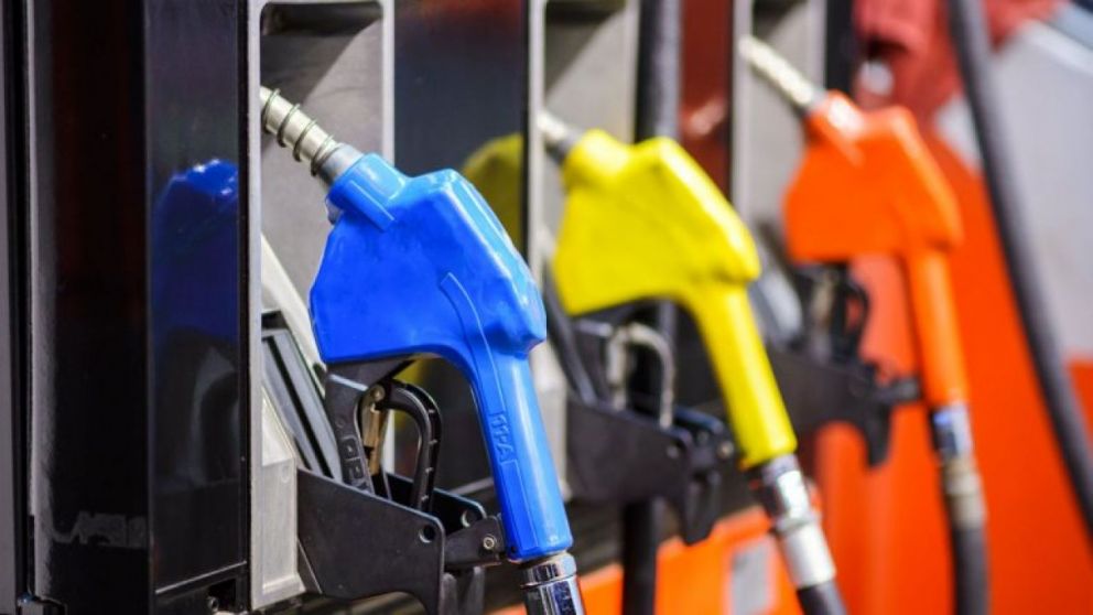 Caen las ventas de combustibles