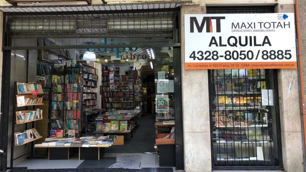 El local histórico de Edipo libros de la calle Lavalle con cartel de alquiler
