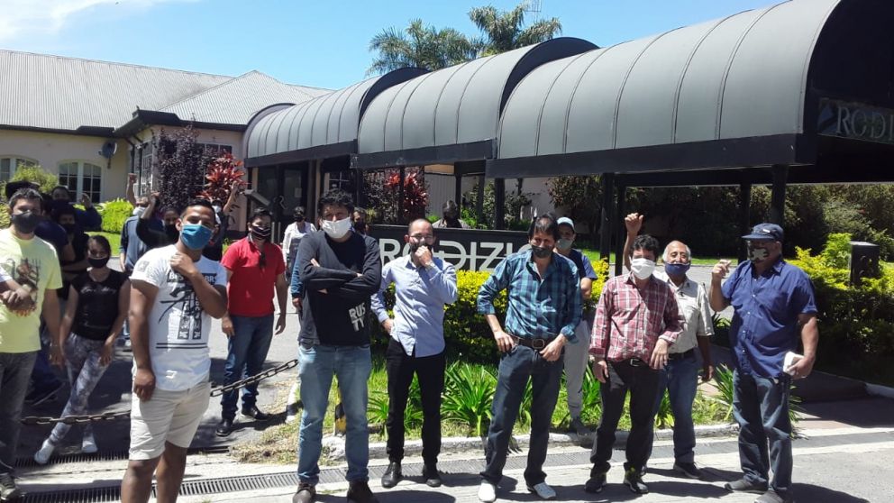 Los trabajadores de Rodizio Costanera reclaman que abra y que les paguen los sueldos adeudados