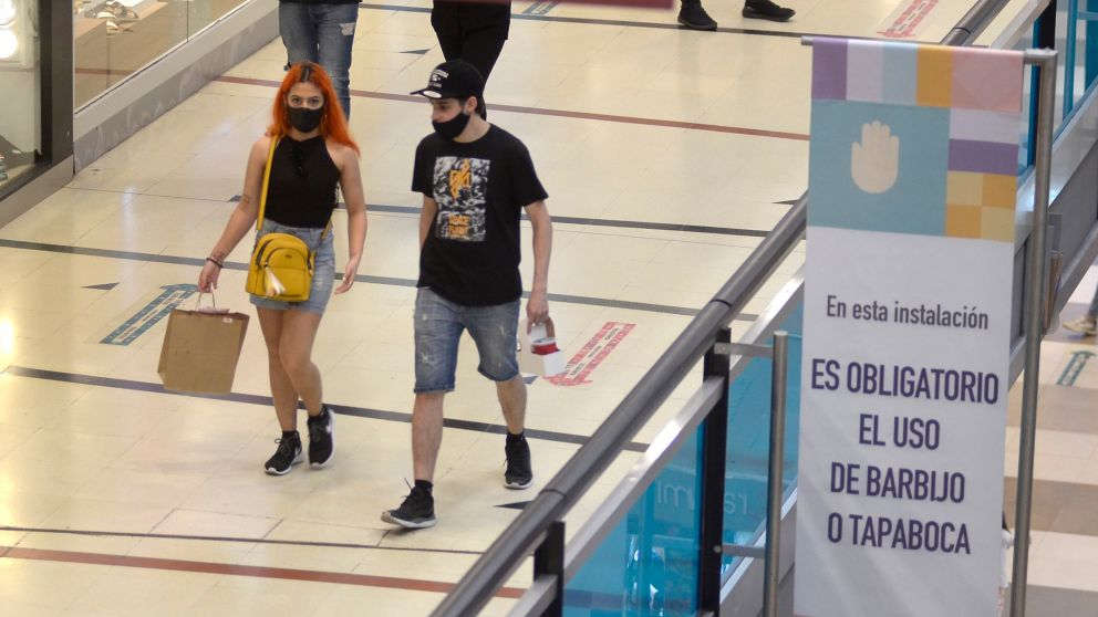 Los shoppings porte�os tienen la mitad de las ventas que antes de la pandemia