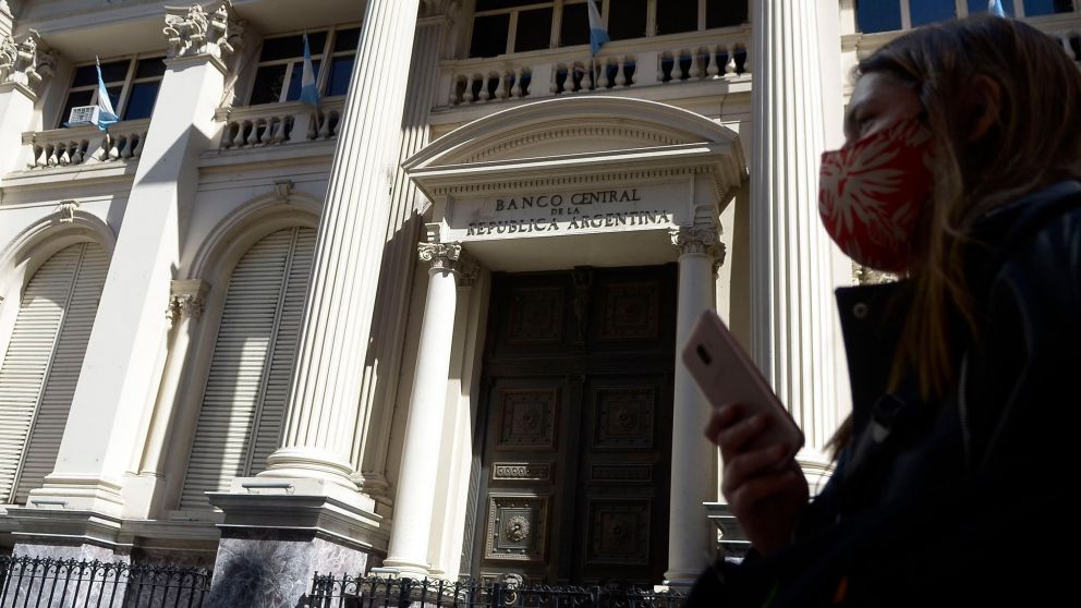 Sin cambios en los plazos fijos, el Banco Central subió la tasa de pases