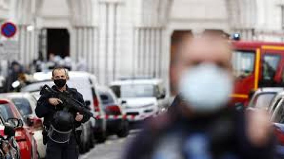 Francia, sacudida por ataques en Niza y Aviñón, activa un plan antiterrorista