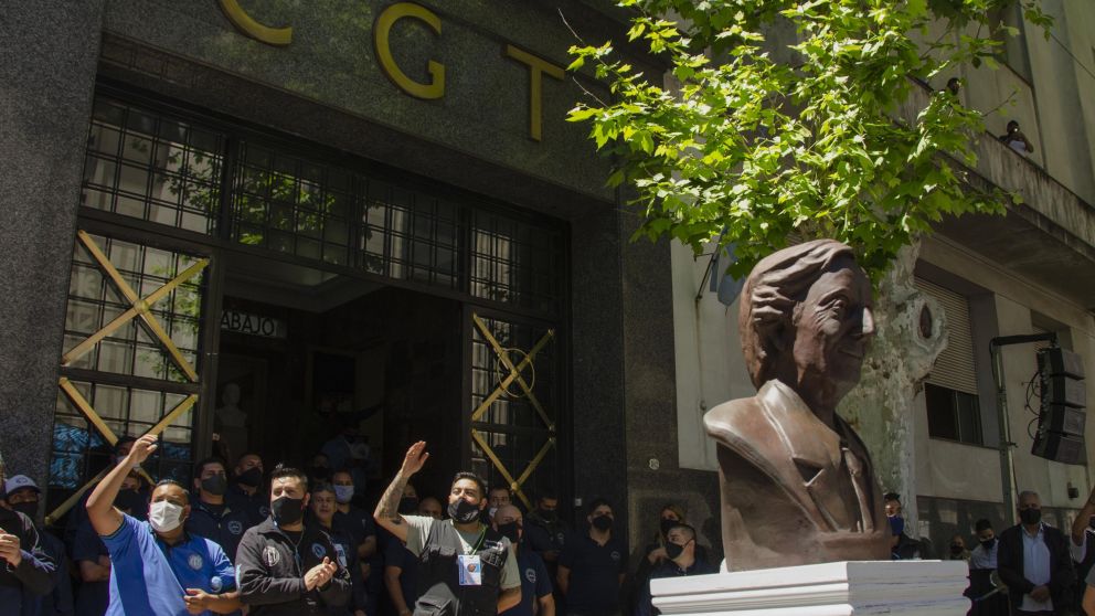 La central presentó un busto de Néstor Kirchner en la sede de Azopardo