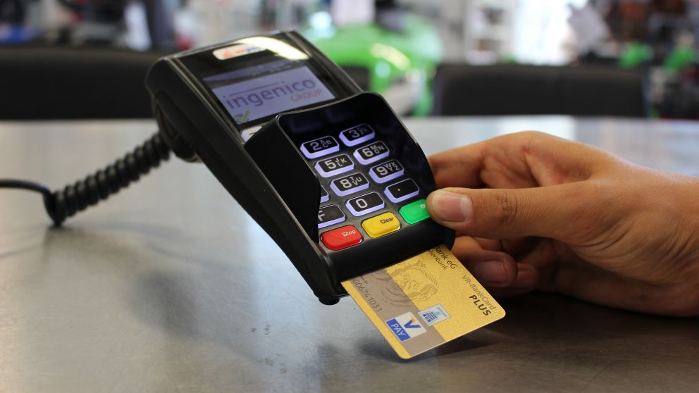 La tasa promedio mensual de tarjetas de crédito cobrada en entidades financieras subió emtre junio y julio, pero bajó en agosto y septiembre