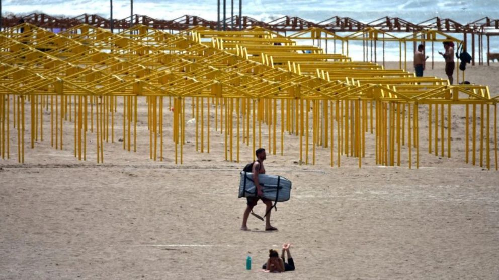 Verano 2021: comenzó el alquiler de carpas y sombrillas en Mar del Plata