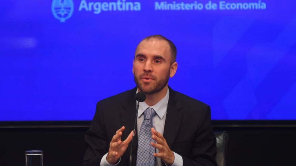 Subasta clave para el dólar: Economía hizo una megacolocación de deuda y le devolverá otros $100.000 millones al Central