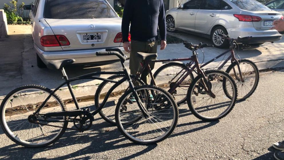 Cuatro amigos repararon y donaron bicicletas en comedores y merenderos