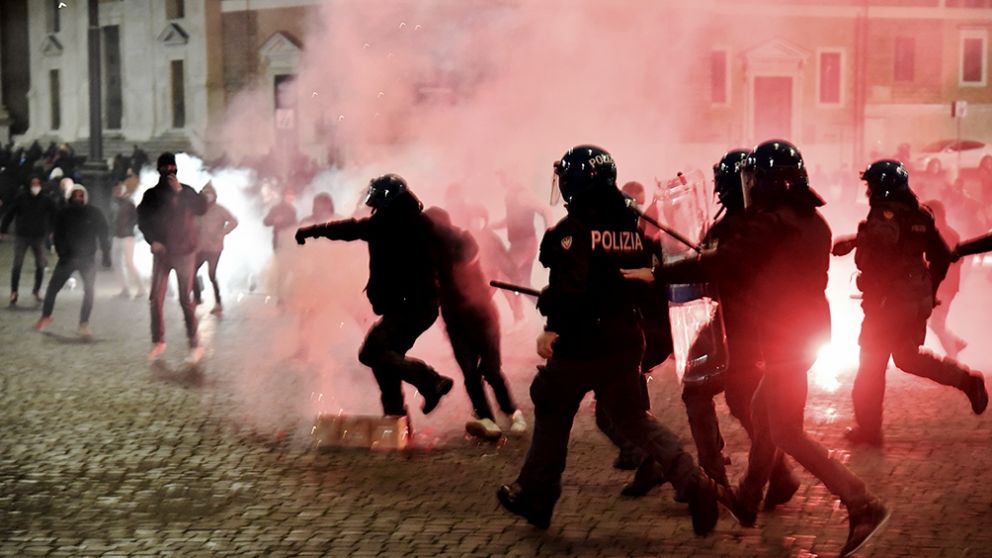 Manifestantes del grupo neofascista Forza Nuova lanzaron proyectiles contra la polic�a y quemaron contenedores de basura