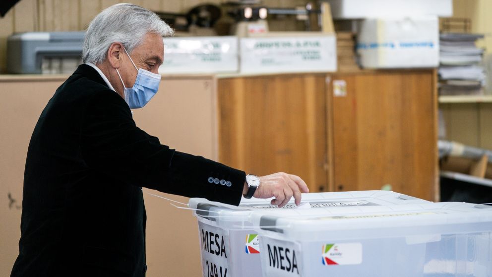 Chile vota en referéndum si quiere modificar la Constitución de la época de Pinochet