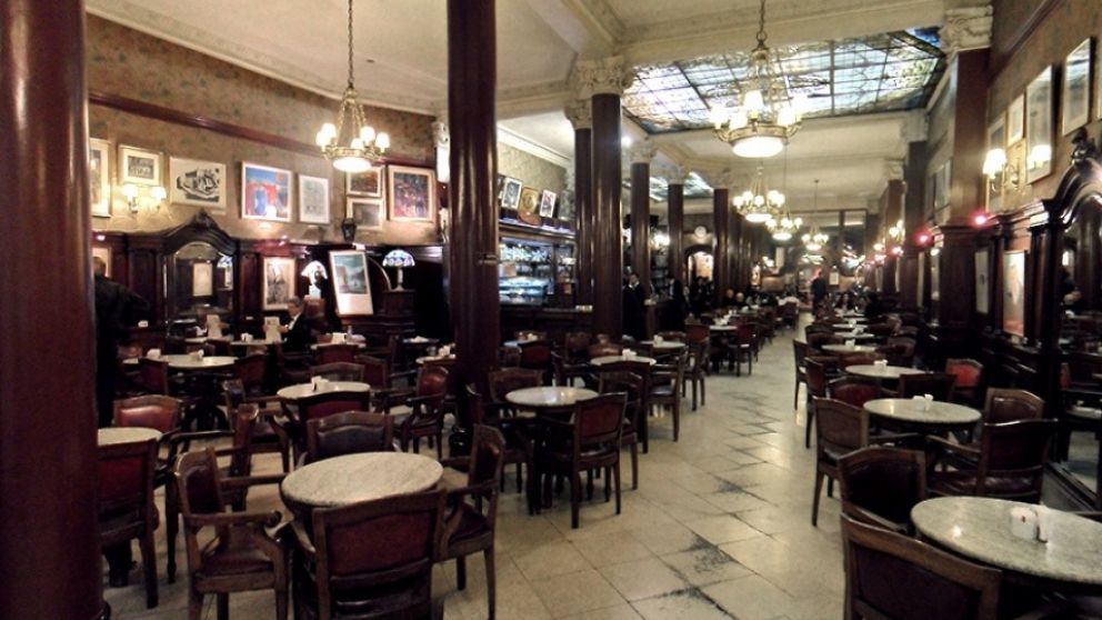 Los cafés como el Tortoni podrán abrir sus espacios interiores, aunque dependiendo de su capacidad de ventilación