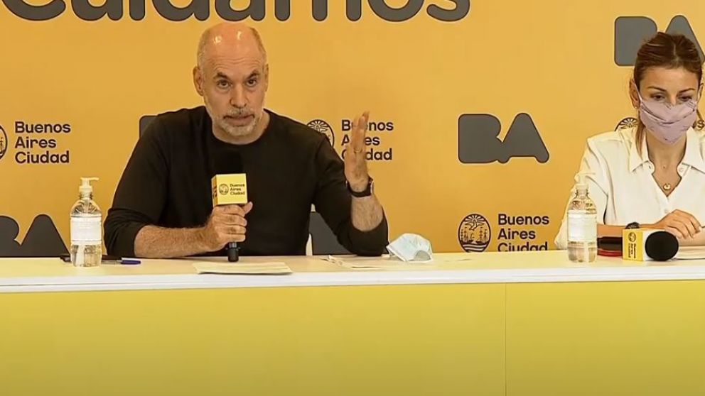 Larreta habló desde la sede del gobierno porteño en Parque Patricios junto a algunos de sus ministros, entre ellos Soledad Acuña (Educación)
